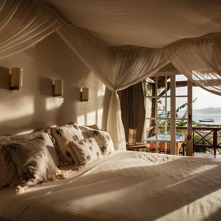 Serenity Luxurious Beachfront Villa & Spa With Private Infinity Pool, 8 Guests Gili Air Exterior foto